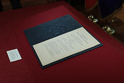 Il documento originale sulla scrivania della Sala della Costituzione, a Palazzo Giustiniani