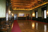 La Sala Italia. Nello sfondo, l'opera di Piero Guccione: "Il nero e l'azzurro".