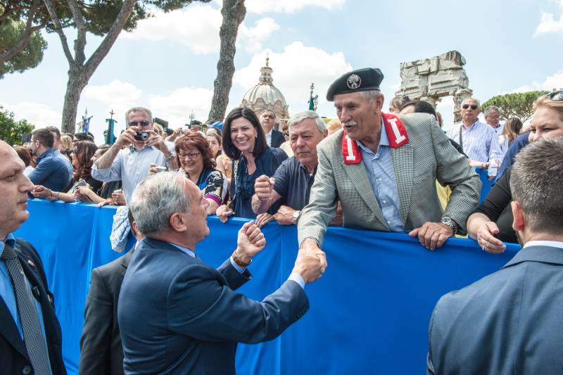 Al termine della parata, il presidente Grasso ha salutato il pubblico