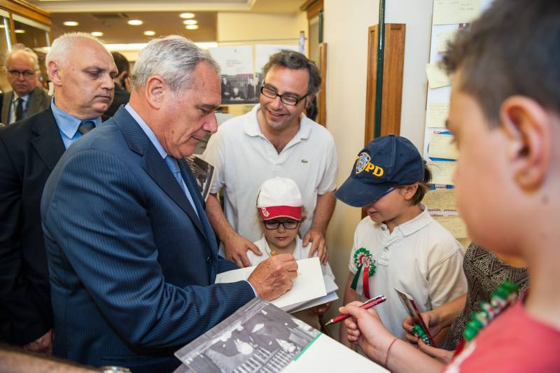 Dopo le cerimonie ufficiali il presidente Grasso ha incontrato i cittadini presso i Palazzi del Senato che sono stati aperti al pubblico per le visite. Nella foto il presidente Grasso autografa alcune copie della Costituzione e le dona ai giovani visitatori del 