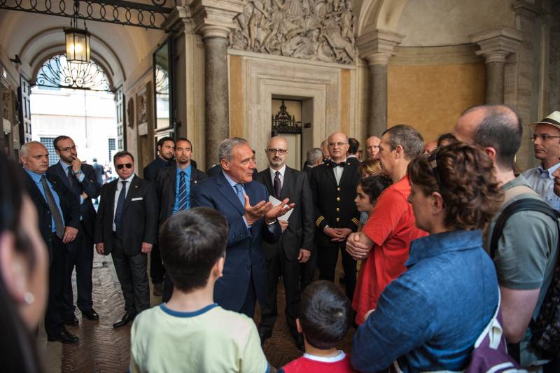 Anche le sale di Palazzo Giustiniani sono state aperte al pubblico in occasione della Festa della Repubblica. Il presidente Grasso ha rivolto un saluto ai visitatori illustrando la Sala Zuccari e la Sala della Costituzione dove Il Presidente della Repubblica, Enrico De Nicola, firmò la Carta fondamentale il 27 dicembre 1947