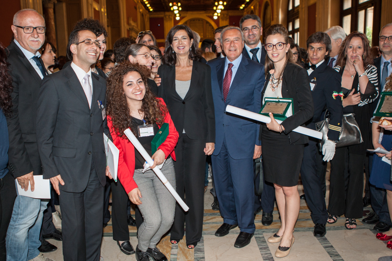 Il Presidente Grasso con la Presidente Boldrini incontra i ragazzi che hanno partecipato alla cerimonia nel Transatlantico della Camera