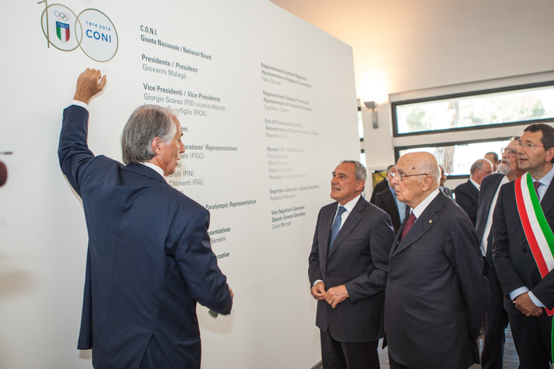 Il Presidente del CONI, Giovanni Malagò mostra il nuovo logo del Comitato Olimpico Nazionale Italiano in occasione del centenario