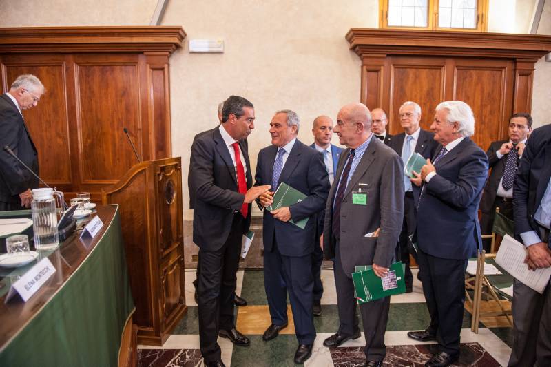I saluti tra il Presidente Grasso ed il Presidente Alesse al termine dell'incontro