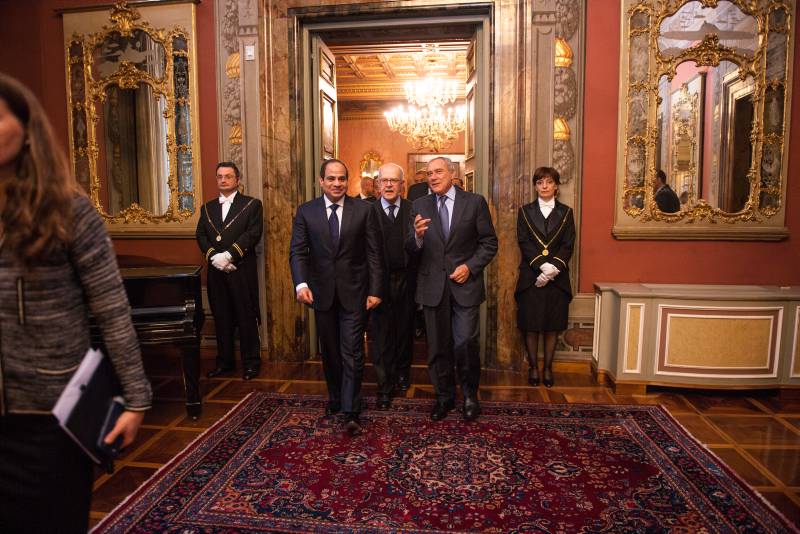 Dopo l'incontro istituzionale, il presidente Grasso ha accompagnato il presidente Al Sisi in una breve visita nella sala dove è stata firmata la Costituzione repubblicana