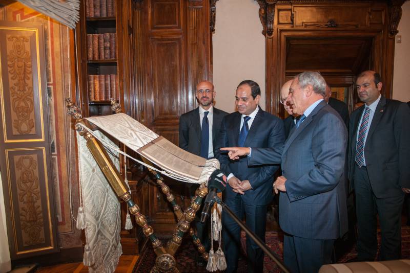 Il Presidente del Senato illustra al Presidente egiziano la copia della Carta costituzionale esposta nella cosiddetta 