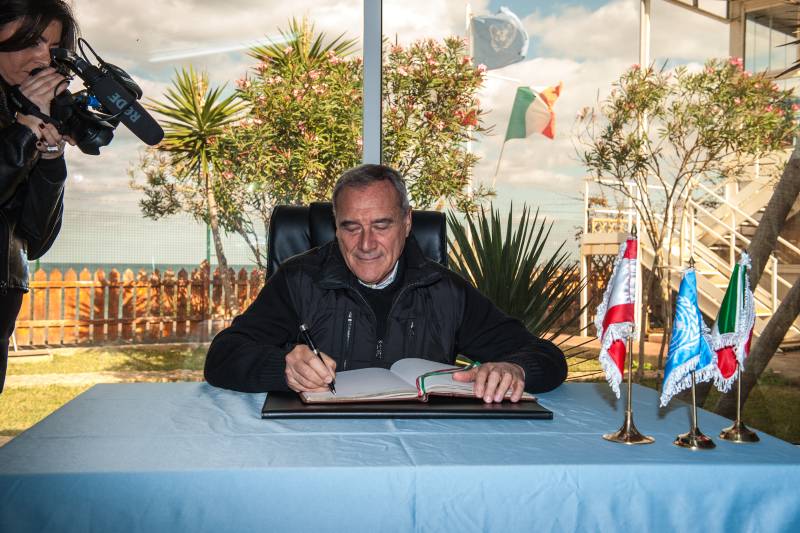 Il secondo giorno di visita è stato impegato dal Presidente Grasso per fare visita alla forza di interposizione dell'Onu, UNIFIL. Nell'immagine la firma dell'albo d'onore