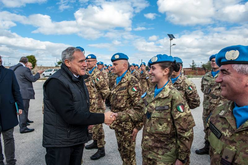 Dopo aver passato in rassegna lo schieramento, il presidente Grasso ha salutato personalmente alcuni militari