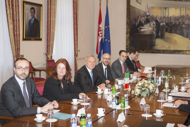 La delegazione italiana durante l'incontro.