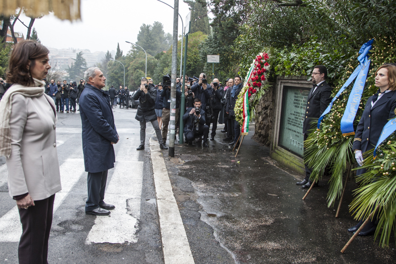 Il Presidente Grasso con la Presidente della Camera durante la deposizione di una corona di alloro sul luogo dell'eccidio