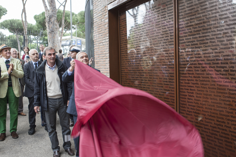 Il Presidente Grasso a fianco di Franco La Torre scopre la lapide a ricordo delle vittime della mafia