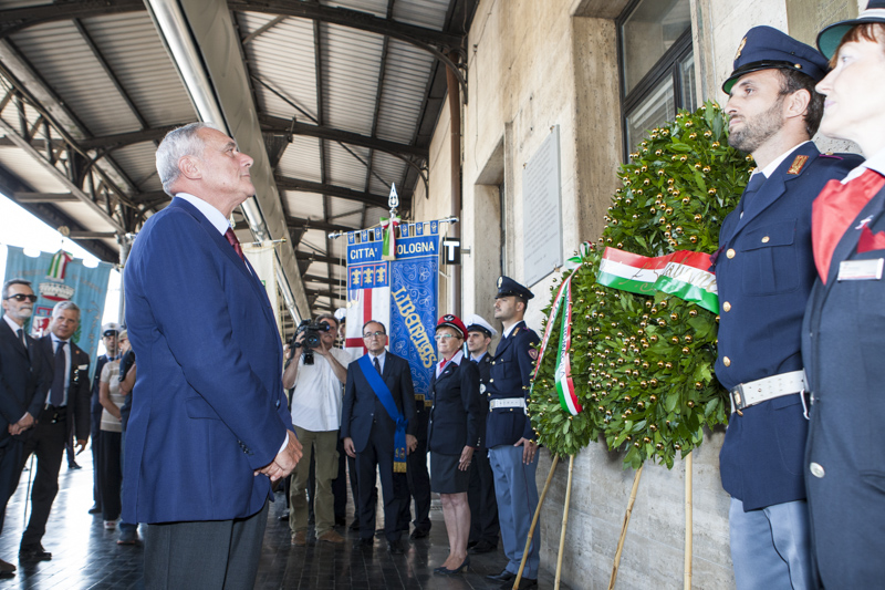 Al primo binario della Stazione di Bologna, il Presidente Grasso rende omaggio davanti alla targa che ricorda il sacrificio del ferroviere Silver Sirotti deceduto nella strage del treno Italicus