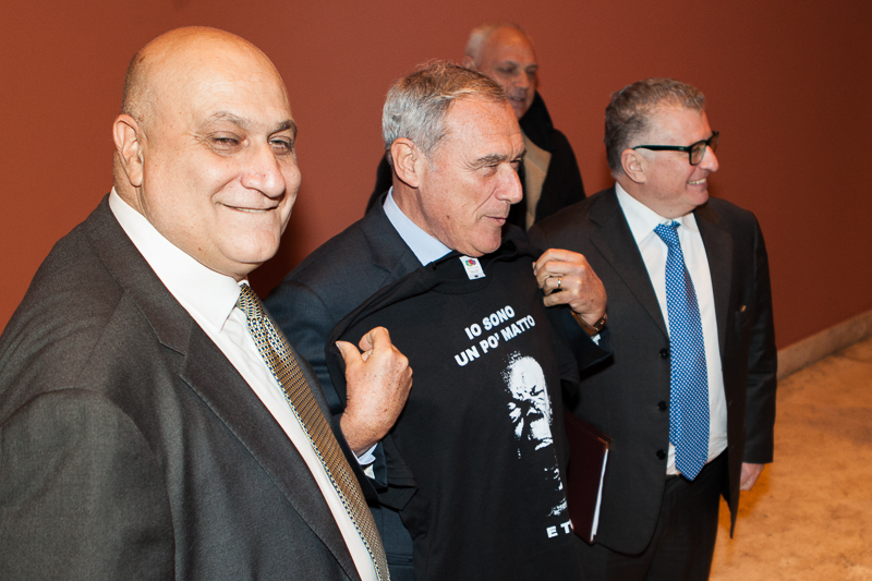 Il Presidente Grasso riceve la maglia dell'Associazione Teatro Patologico. Nella foto Dario D'Ambrosi e Giuseppe Novelli, Rettore dell'Università di Tor Vergata