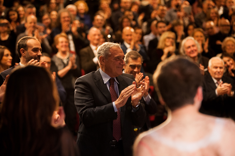 Il Presidente Grasso applaude gli attori del 