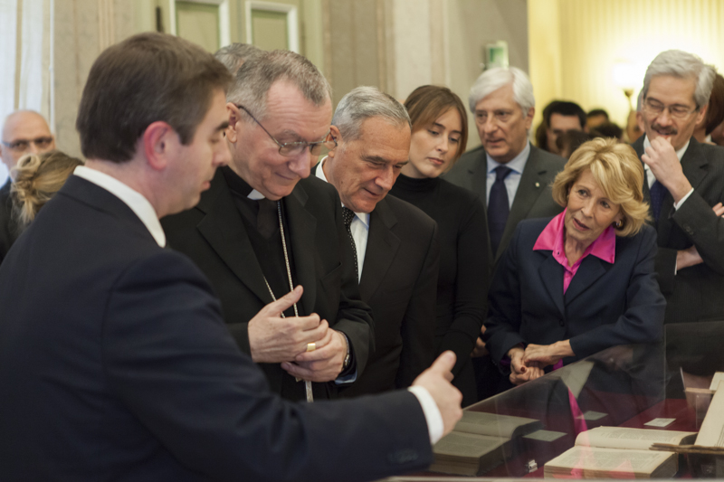 Il Presidente Grasso e il Cardinale Segretario di Stato effettuano una visita guidata della Mostra.