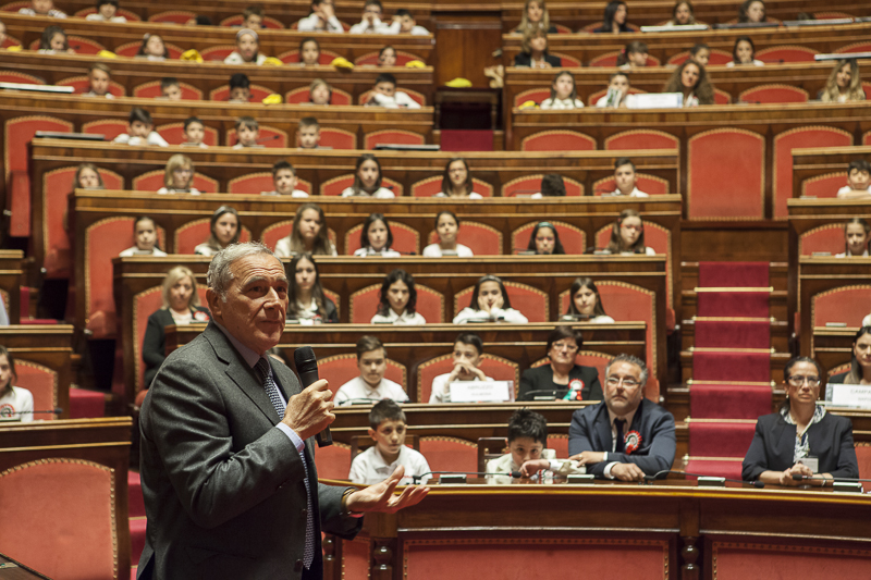 Il Presidente Grasso saluta gli studenti presenti nell'Aula di Palazzo Madama durante la cerimonia di premiazione.