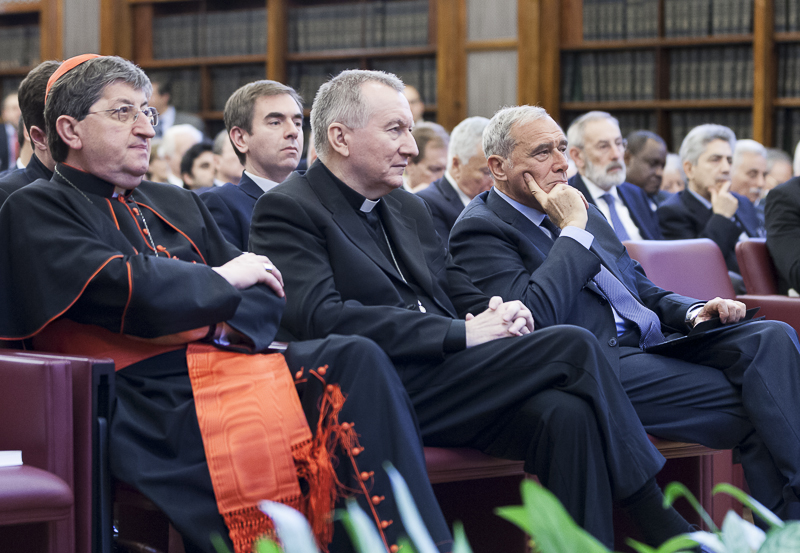 Il Presidente Grasso, insieme a S. Em. Card. Pietro Parolin e a S. Em. Card. Giuseppe Betori, Arcivescovo di Firenze, ascolta l'intervento di Giuliano Amato.
