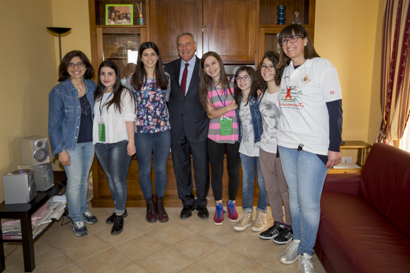 Il Presidente Grasso con alcune ragazze ospiti della 