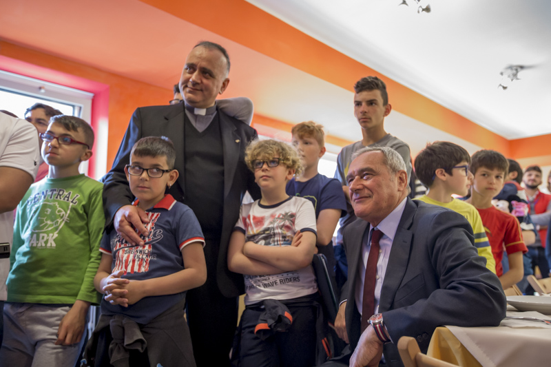 Il Presidente Grasso con Padre Giuseppe De Stefano e i giovani ospiti del centro residenziale 