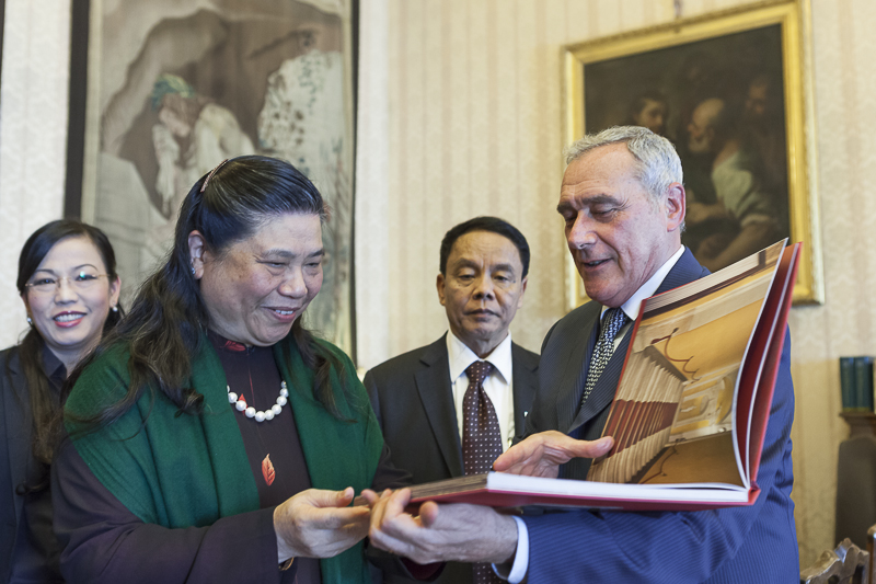 Il Presidente Grasso dona un volume di Palazzo Madama alla Vice Presidente dell'Assemblea Nazionale del Vietnam, Tong Thi Pong.
