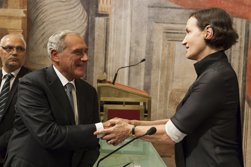 Il Presidente Grasso saluta l'attrice Maddalena Crippa al termine del convegno.