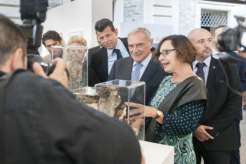 Elisabetta Longari, docente di Storia dell'Arte presso l'Accademia delle Belle Arti di Brera, illustra un'opera al Presidente Grasso.