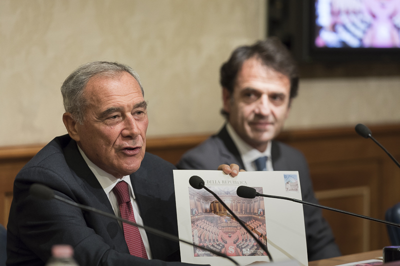 Il Presidente Grasso mostra ai presenti il Foglietto erinnoficolo di Poste italiane dedicato al Senato.