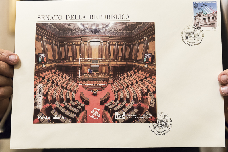 Annullo speciale di una busta del Senato della Repubblica. Su ciascuna busta è stato applicato un foglietto erinnofilo e, in alto a destra, un francobollo.
