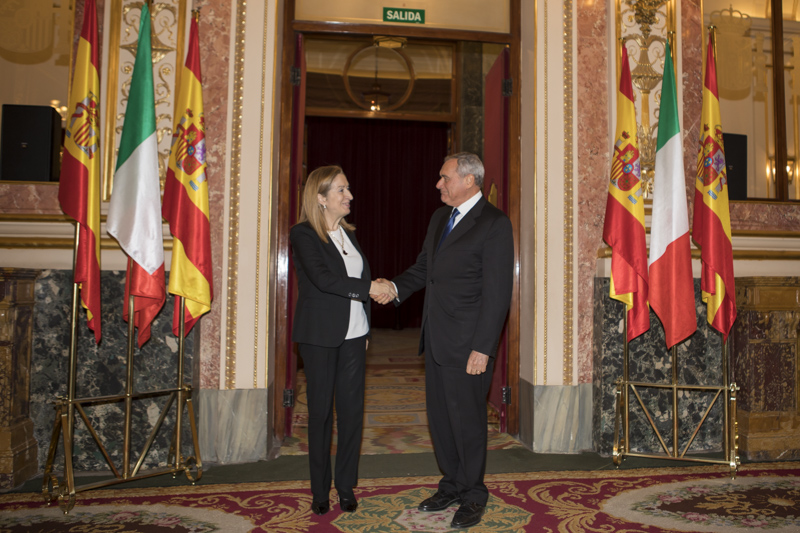 Il Presidente Grasso in visita al Congreso de los Diputados, viene accolto dalla Presidente Ana Maria Pastor Julián.