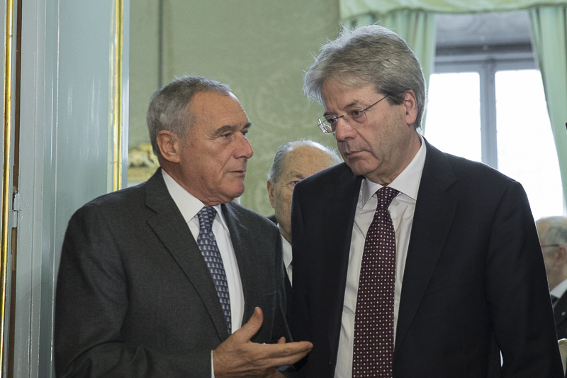 Il Presidente Grasso e Il Presidente del Consiglio dei Ministri, Paolo Gentiloni, fanno ingresso nell'Aula dell'Adunanza Generale.