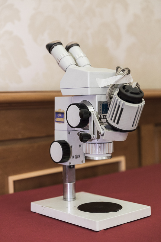Nella foto il microscopio utilizzato dalla Senatrice Rita Levi Montalcini. (© Archivio fotografico, Senato della Repubblica)