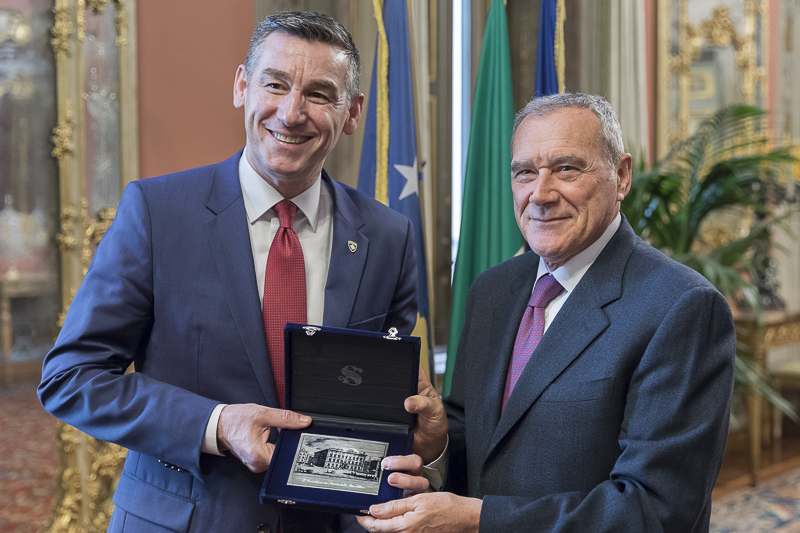 Il Presidente Grasso consegna, in dono, una targa al Presidente Kadri Veseli.