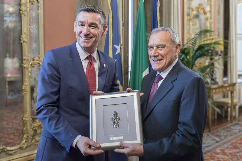 Il Presidente Grasso e il Presidente Kadri Veseli nel momento dello scambio dei doni.