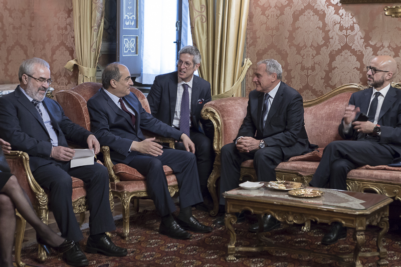 Il Presidente del Senato, Pietro Grasso, e il Presidente della Camera dei Rappresentanti della Repubblica di Cipro, Demetris Syllouris, durante l'incontro nel Salotto Rosso di Palazzo Giustiniani.