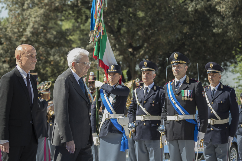 Il Presidente della Repubblica, Sergio Mattarella, unitamente al Ministro dell'Interno, Marco Minniti, passa in rassegna il reparto d'onore, schierato con Bandiera e banda.
