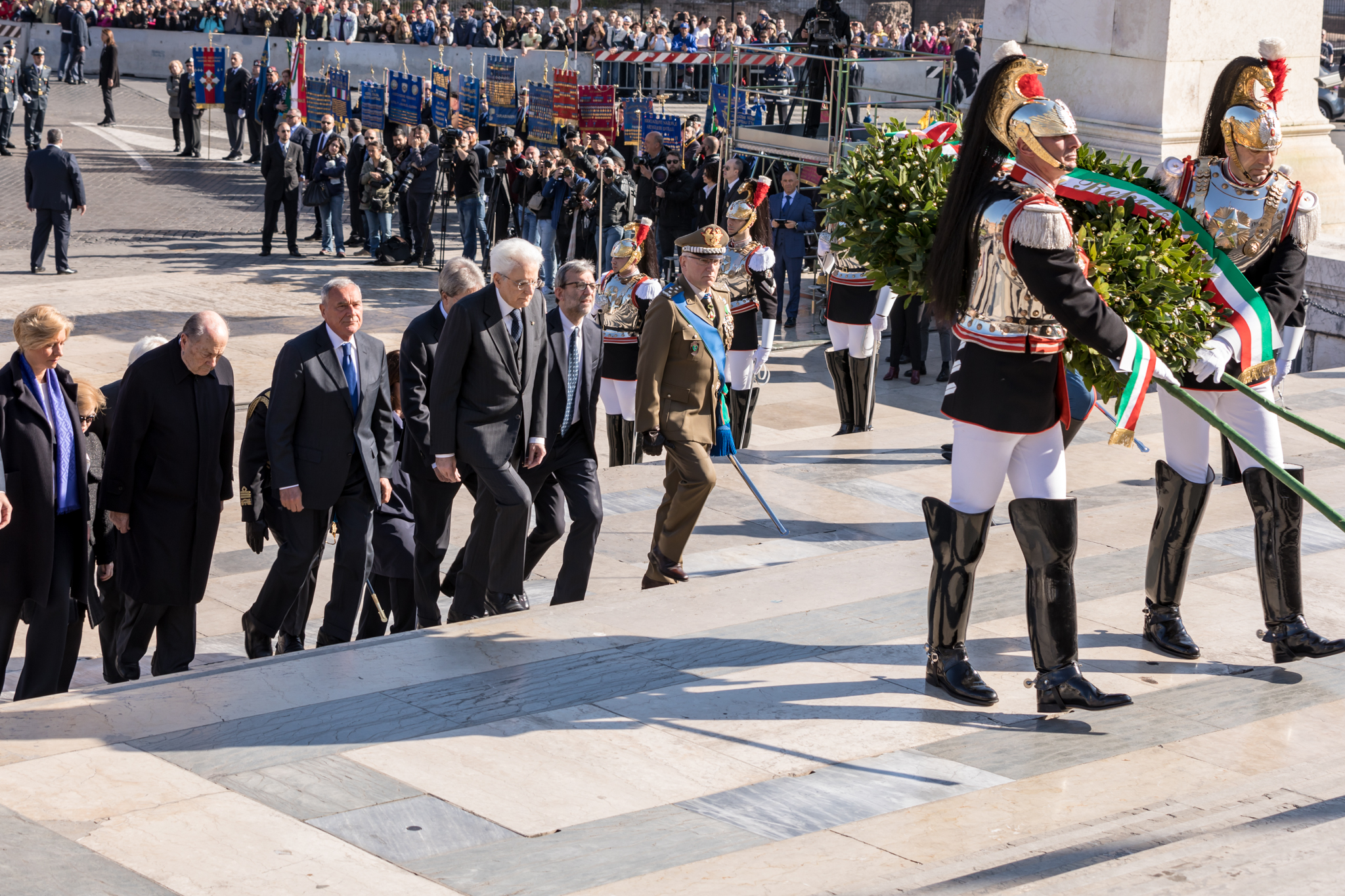 Il Presidente Grasso con le Alte Cariche dello Stato durante la deposizione della corona