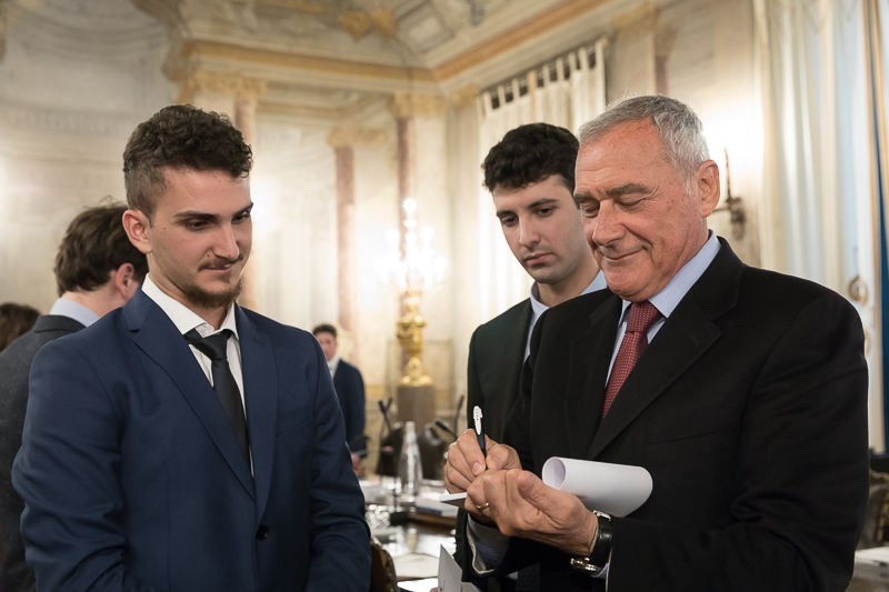 Il Presidente Grasso, al termine dell'incontro, si intrattiene con i giovani e firma alcune copie della Costituzione della Repubblica italiana.