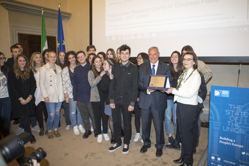 Il Presidente Grasso consegna il premio alla seconda classificata, classe 5A del Liceo Pascoli di Firenze.