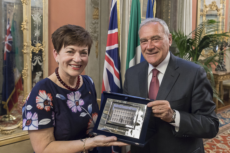 Il Presidente Grasso consegna un dono al Governatore Generale della Nuova Zelanda, S. E. Dame Patsy Reddy.