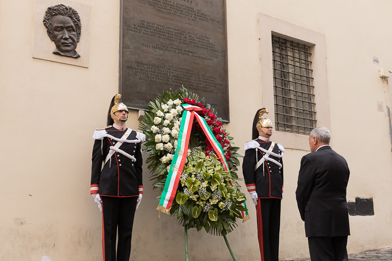 Il Presidente del Senato, Pietro Grasso, in rappresentanza del Presidente della Repubblica, depone una corona di fiori in Via Caetani, nella ricorrenza dell'uccisione di Aldo Moro.