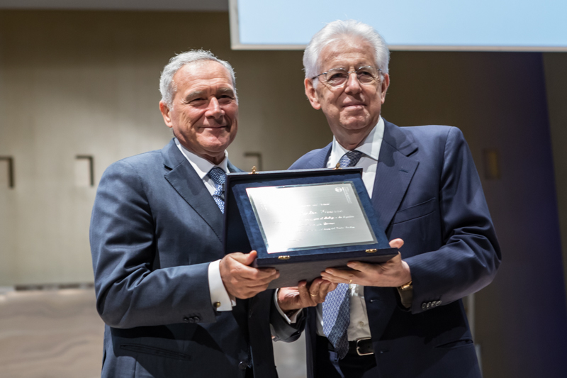 Il Presidente Grasso riceve una targa dal Presidente dell'Università Bocconi, Mario Monti