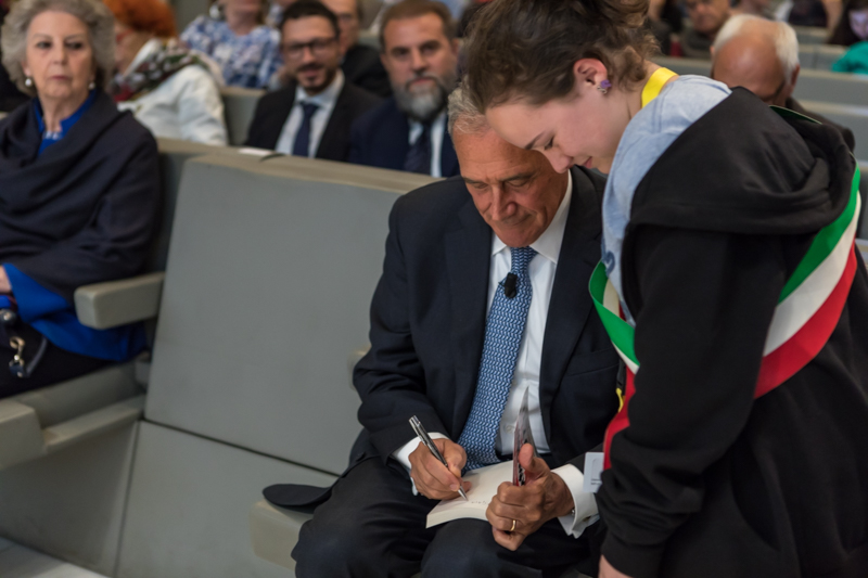 Il Presidente Grasso con una studentessa presente al convegno