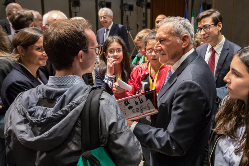 Il Presidente Grasso incontra gli studenti alla fine del convegno