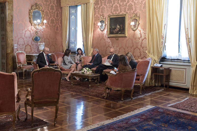 Il Presidente Grasso e la Presidente Alcalà nel Salotto Rosso di Palazzo Giustiniani.