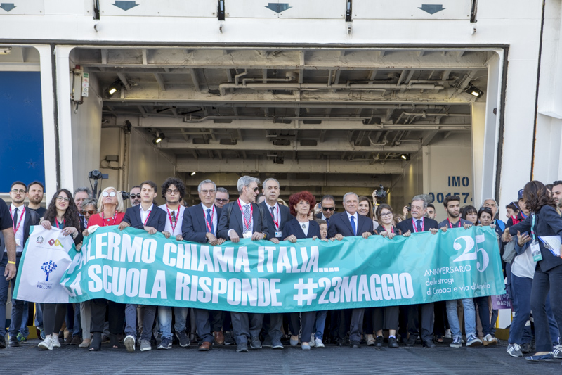 Il Presidente Grasso, le autorità e gli studenti partecipanti all'iniziativa della Nave della Legalità a Palermo.