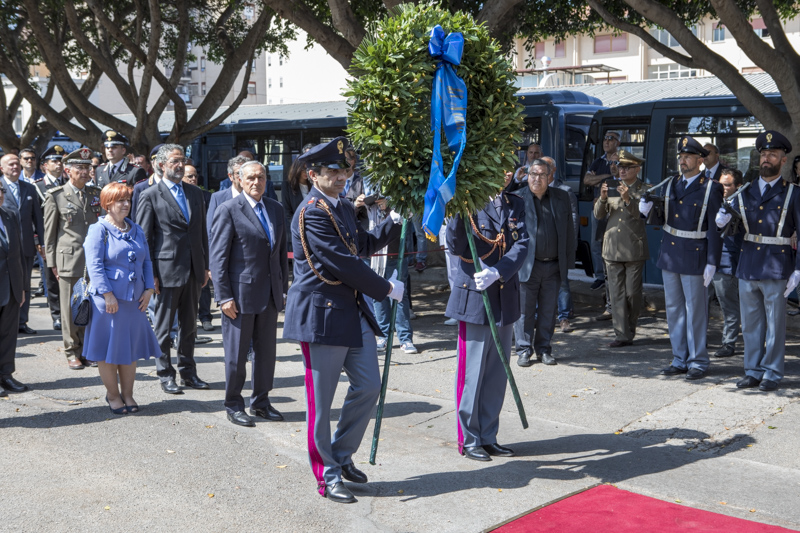 Il Presidente Grasso depone una corona alla memoria degli agenti vittime delle due stragi.