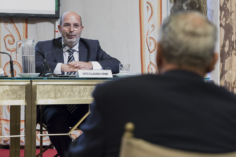 Il Presidente Grasso segue l'intervento del Sen. Vito Claudio Crimi.