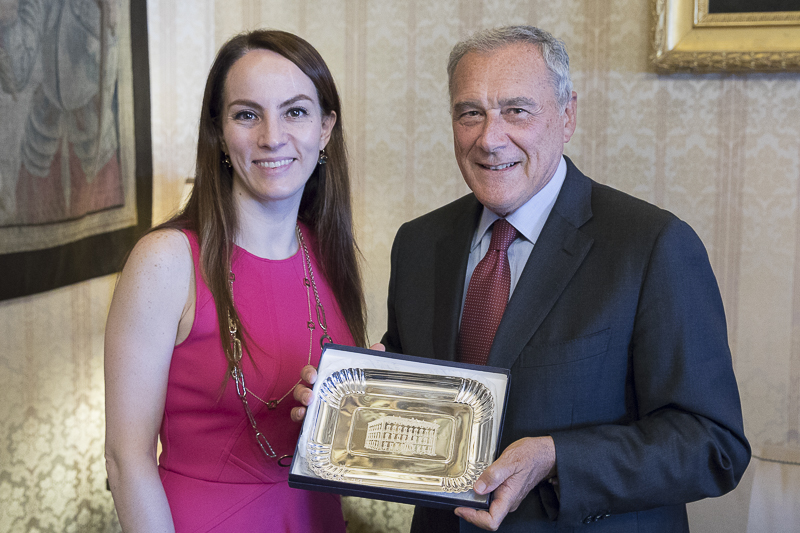 Il Presidente Grasso consegna un dono a Gabriela Cuevas Barron, Presidente della Commissione Esteri del Senato della Repubblica del Messico.