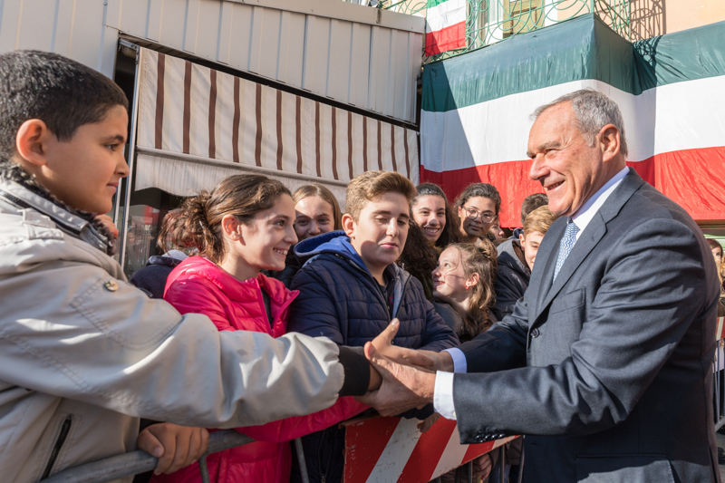 Il Presidente Grasso saluta i ragazzi che hanno suonato l'Inno Nazionale