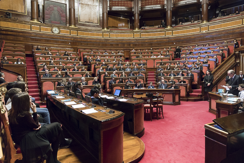 Il Presidente Grasso segue l'intervento del Ministro dell'Economia e delle Finanze Pier Carlo Padoan.